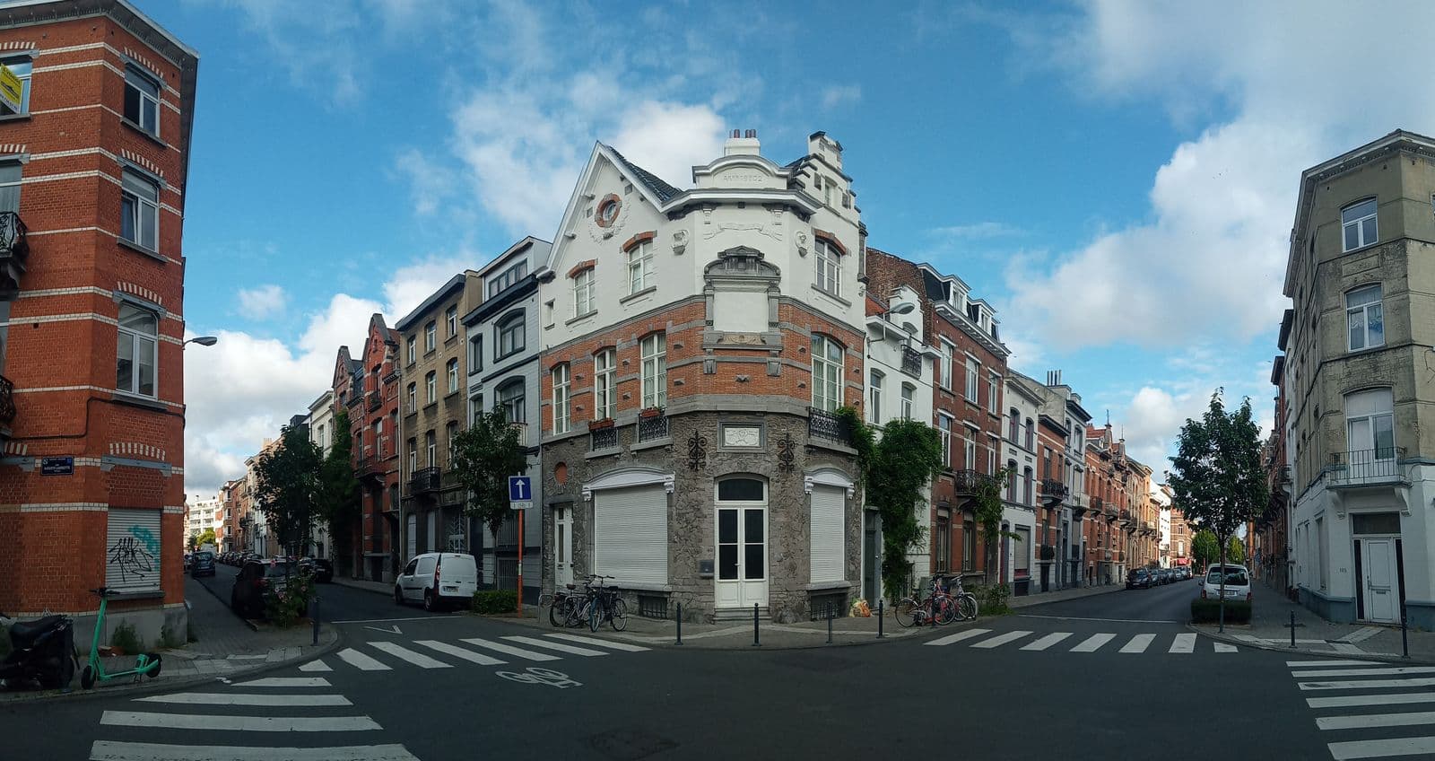 Carrefour typique de Schaerbeek : maisons de maître en briques rouges et blanches